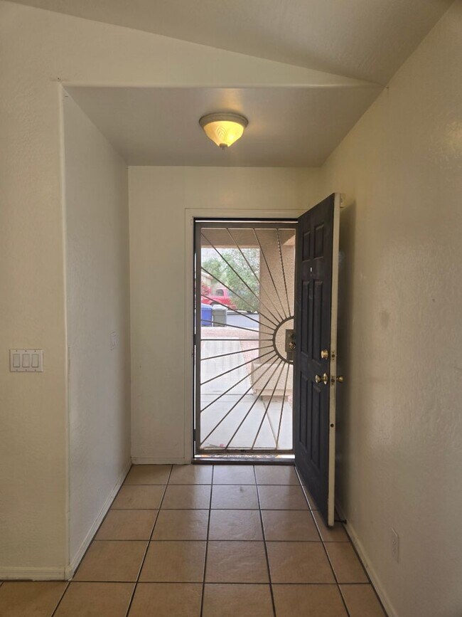 Foto del edificio - Coming Soon! A cozy 3 bed, 2 bath, located in El Mirage (Available 05/15/26)