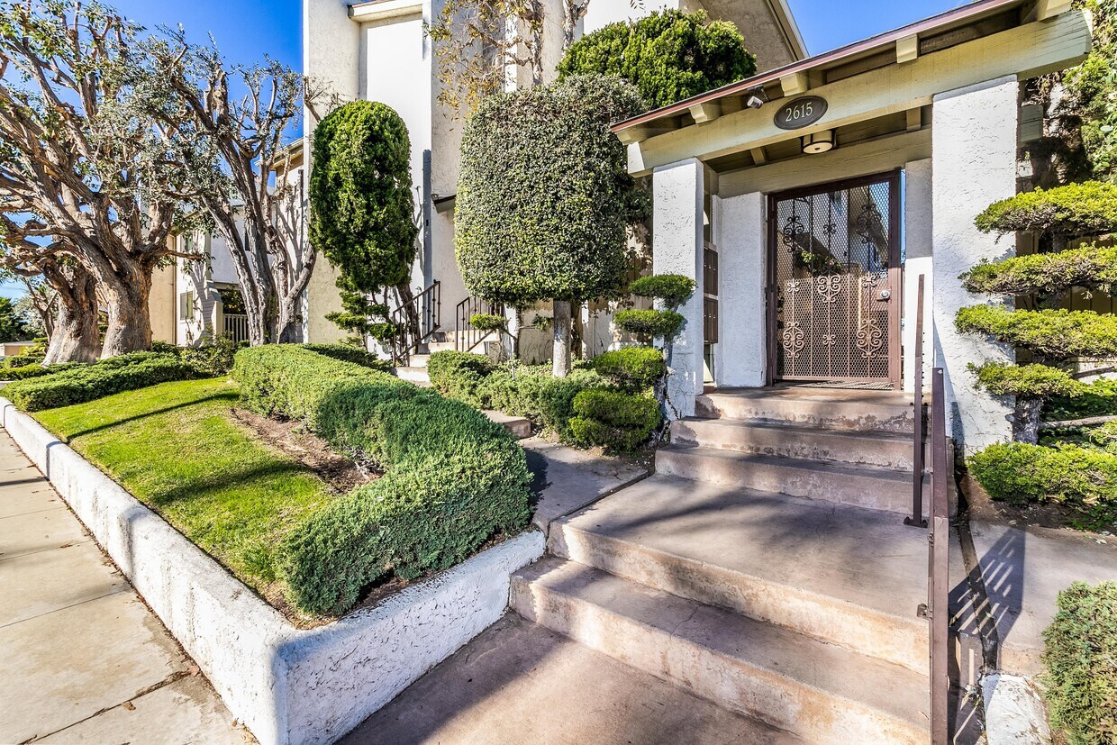 Small complex with mature landscaping - 2615 Ruhland Ave