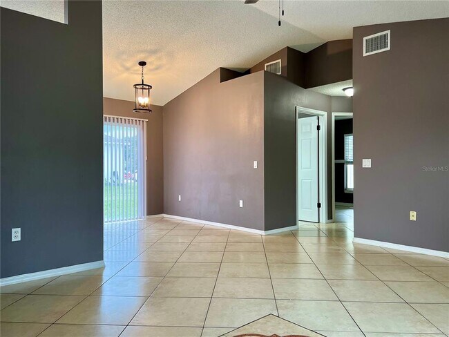 Building Photo - 418 Magpie Ct