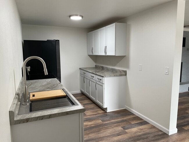 Building Photo - 401 Mineral Point Ct