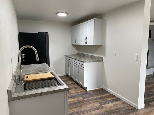Foto del edificio - 401 Mineral Point Ct
