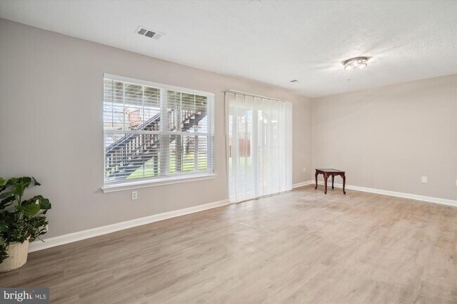 Foto del edificio - 8114 Mallard Shore Dr