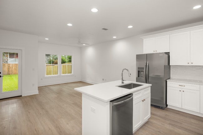 Building Photo - 608 Fir Ave