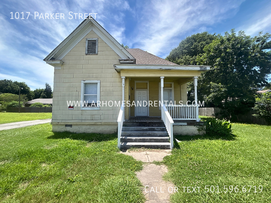 Foto principal - 1017 Parker St | $795 | 2 beds, 1 bath