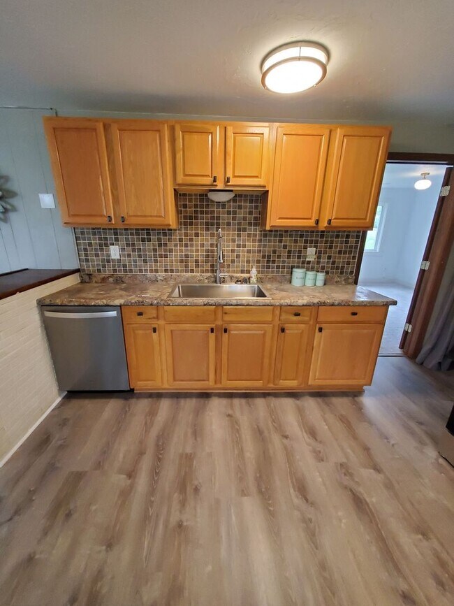 Building Photo - 3 Bed plus den Single Family
