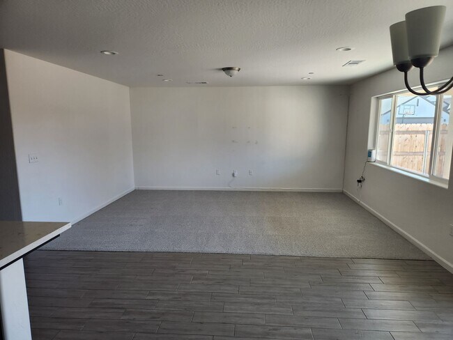 Foto del edificio - 2199 W Glenn Ave
