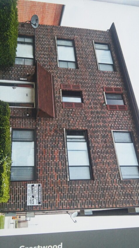 Building - 14051 Kilpatrick Ave