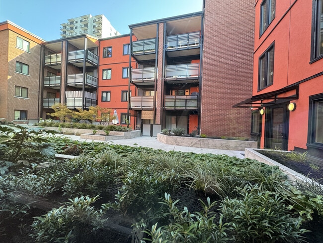 Building Photo - West Bay Court
