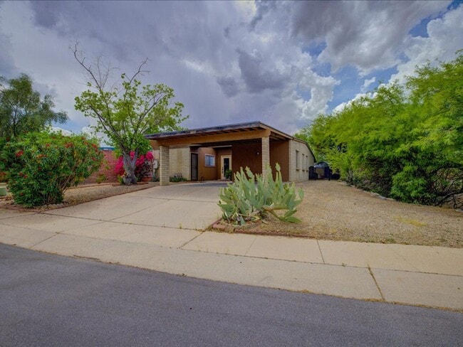 Building Photo - Charming 4-Bedroom Home with Spacious Living & Private Backyard!