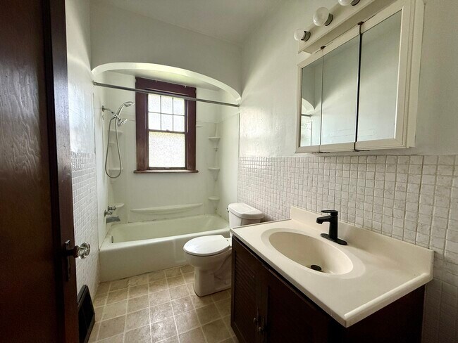 Foto del edificio - 3203 Roland Ave