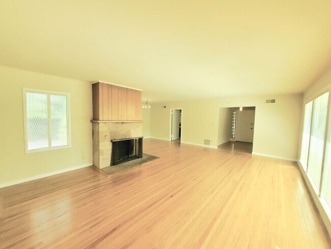 Building Photo - Spacious 3 bed, 3 bath