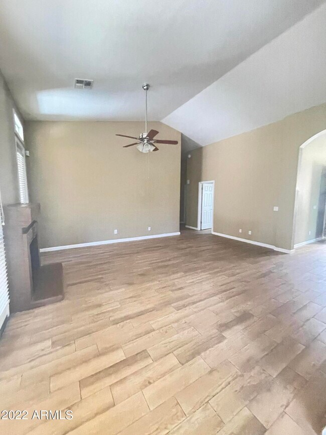 Foto del edificio - 658 N Poplar Ct