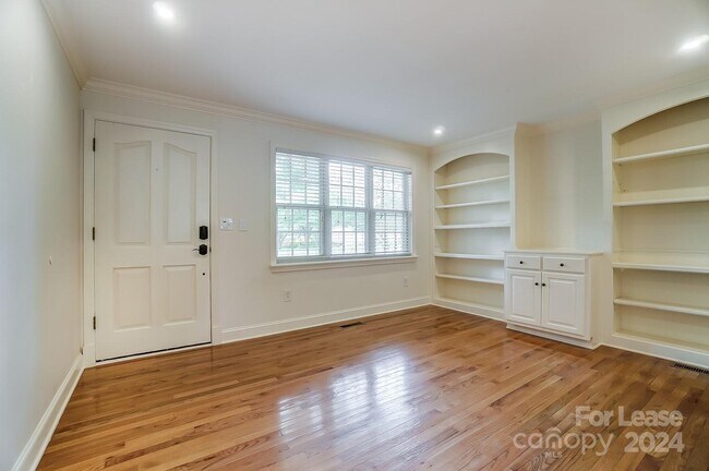 Foto del edificio - 2715 Springway Dr