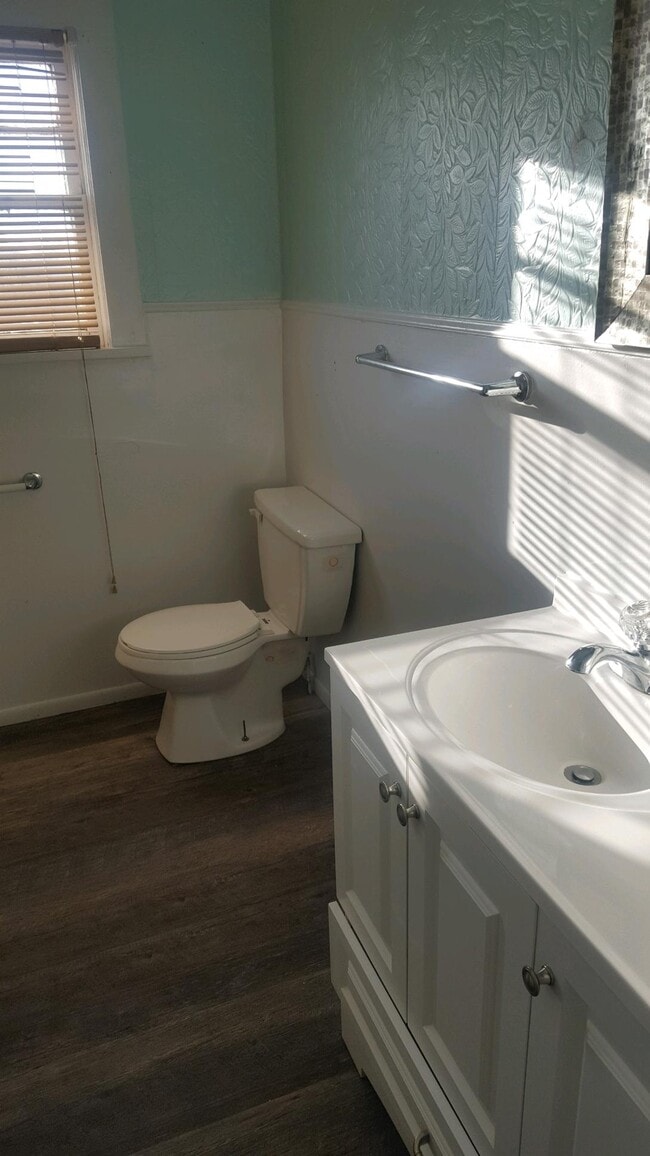 Bath - 803 E Hill Ave