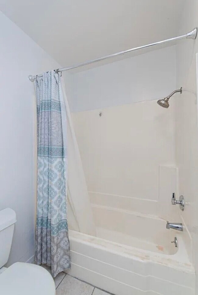 Baño - 7890 E Spring St