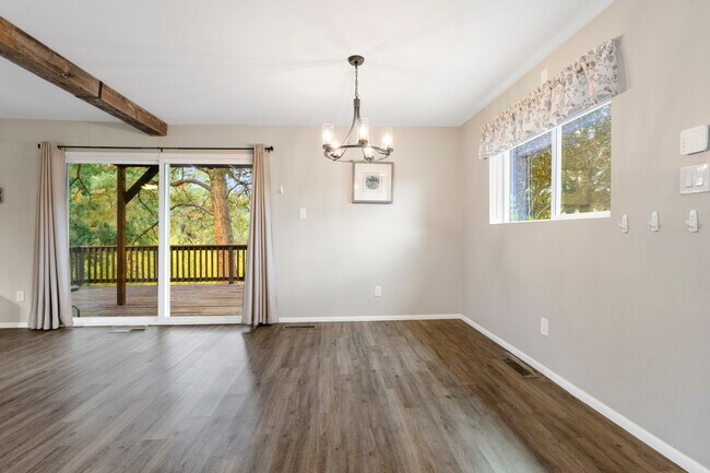 Building Photo - 2079 Redwood Way
