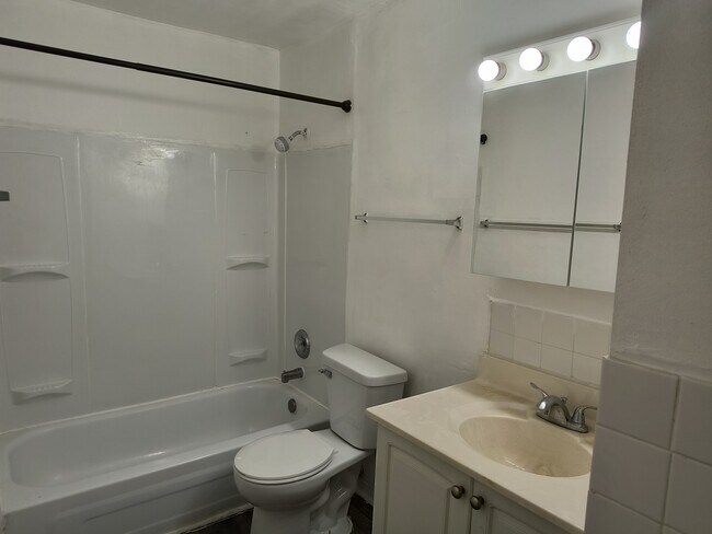 Building Photo - 670 Hill Dr