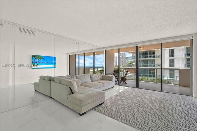 Foto del edificio - 5757 Collins Ave