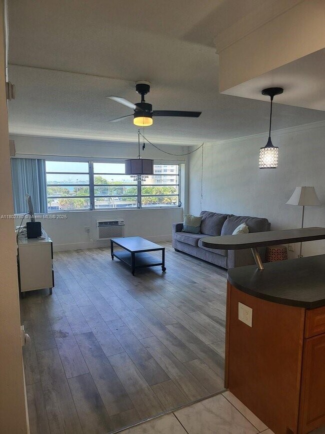 Foto del edificio - 220 Kings Point Dr