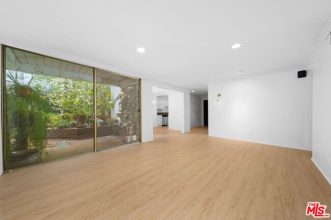 Building Photo - 406 N Oakhurst Dr