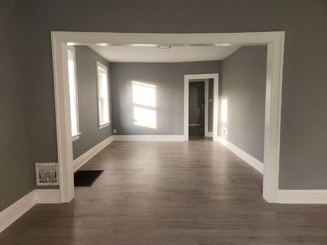 Foto del edificio - Charming & Spacious Updated Brick Home – P...