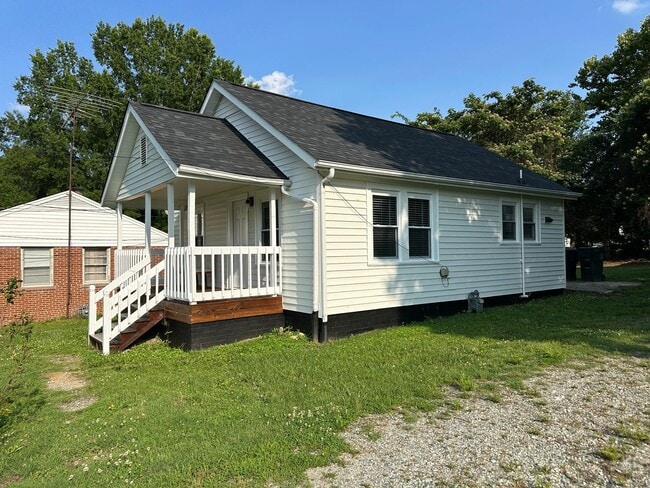 Building Photo - Charming 2-Bedroom Home for Rent in Burlin...