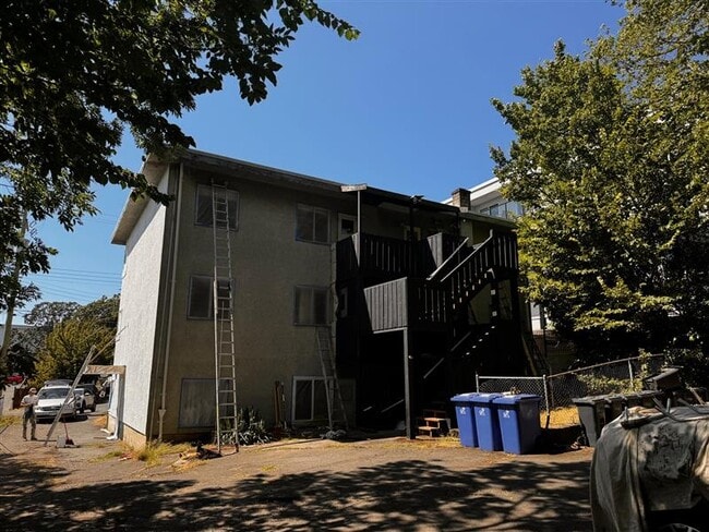 Building Photo - 611 Fernhill Rd