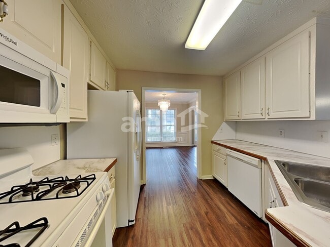 Building Photo - 682 Simon Park Cir