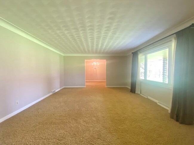 Building Photo - 5 bed / 3.5 bath Ranch House