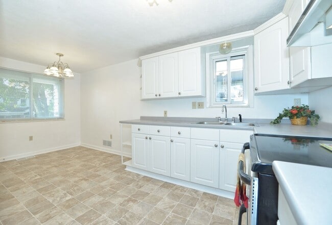 Comer en la cocina - 135 Elmont St