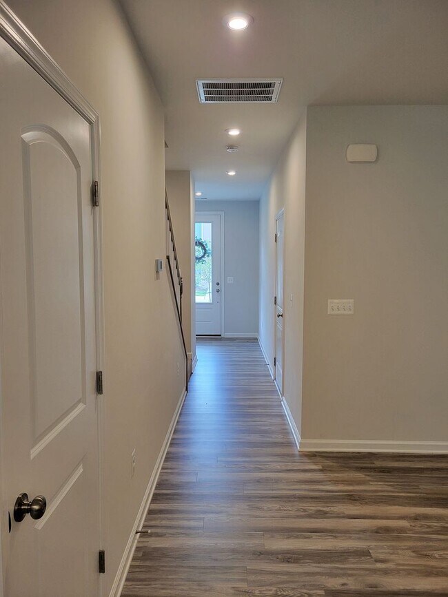 Foto del edificio - Immaculate 3 bedroom townhouse centrally located in Bon Air