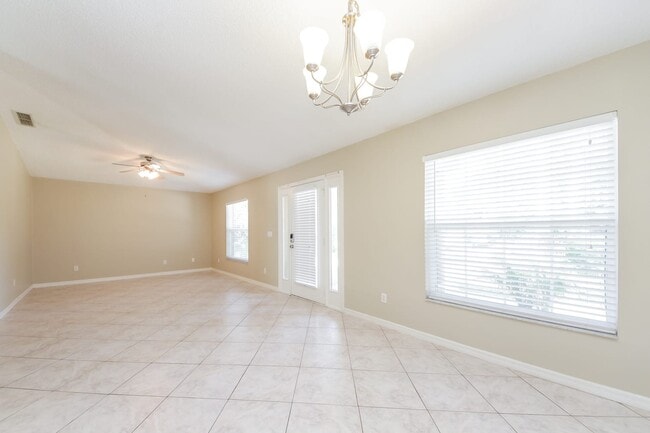 Building Photo - 3004 Royal Palm Dr