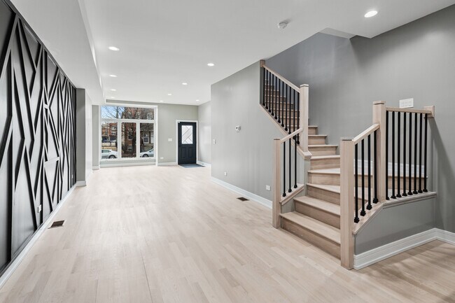 Building Photo - 2816 W Warren Blvd