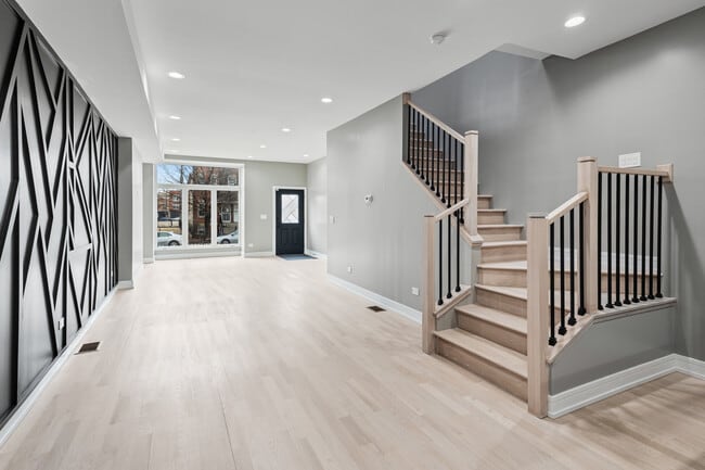 Foto del edificio - 2816 W Warren Blvd