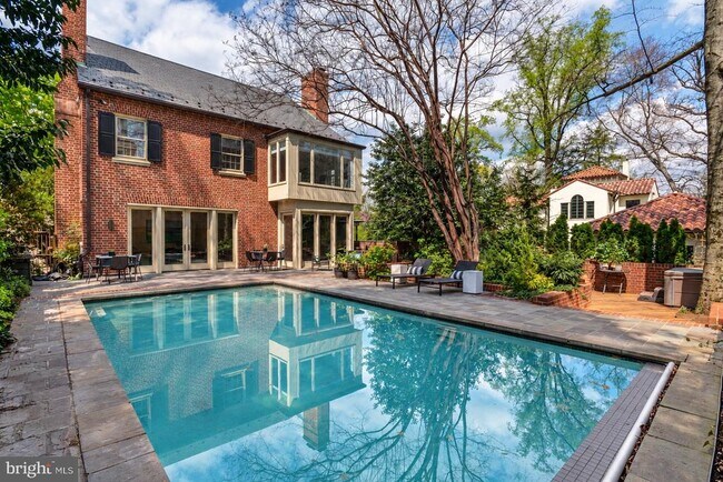 Foto del edificio - 2468 Belmont Rd NW