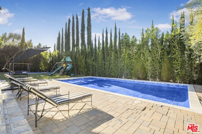 Foto del edificio - 14619 Valley Vista Blvd