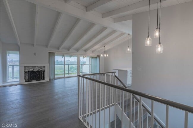 Building Photo - 633 Vista Bonita