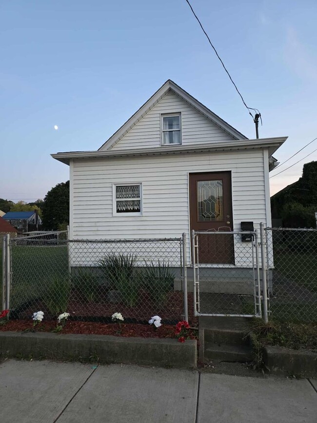 Building Photo - 728 7th St