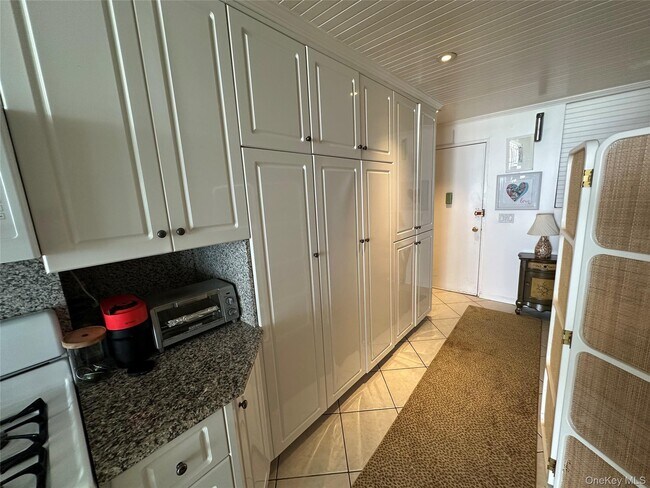 Foto del edificio - 830 Shore Rd