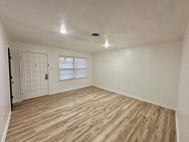Foto del edificio - Updated Four Bedroom - Available Now!