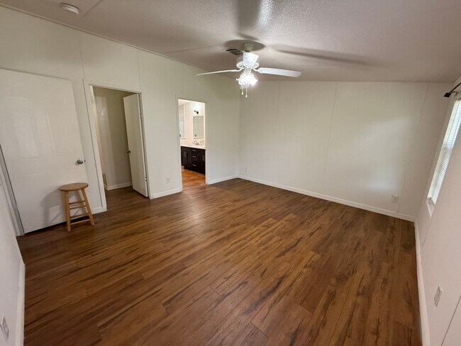 Building Photo - MOVE IN READY 4 Bed 2 Bath on 1 ACRE