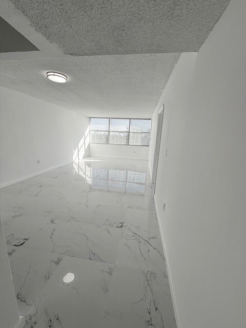 Foto del edificio - 1005E