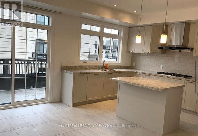 Photo du bâtiment - 76 Village Pkwy