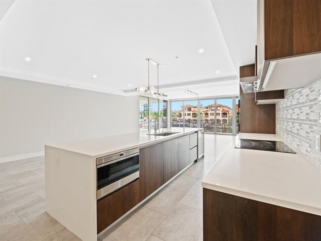 Building Photo - 133 Isle of Venice Dr