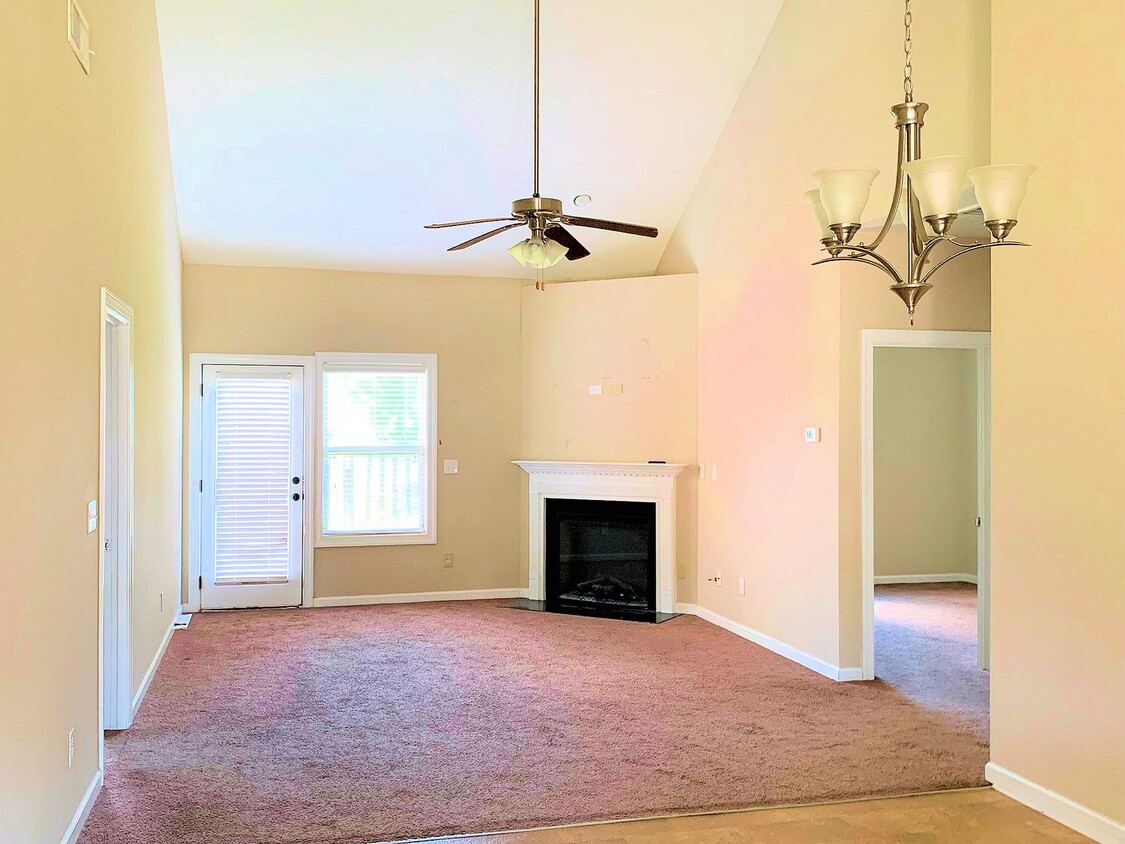 Foto del edificio - One Level End Unit Townhome with 1 Car Garage