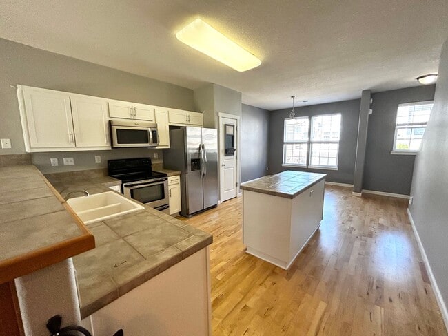 Building Photo - Adorable 3 Bedroom Townhouse in Beaverton!