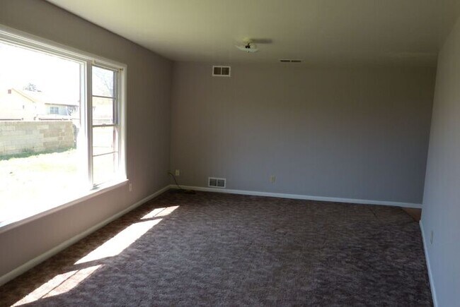 Building Photo - Nice three bedroom!