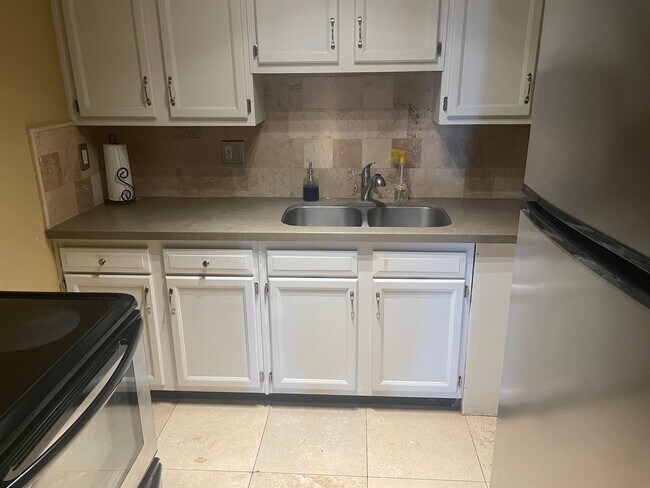 Foto del edificio - Furnished  Studio Condominium on Campus