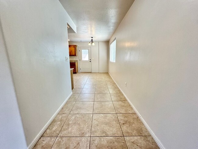 Building Photo - 3 bed 2.5 bath townhome - END UNIT!