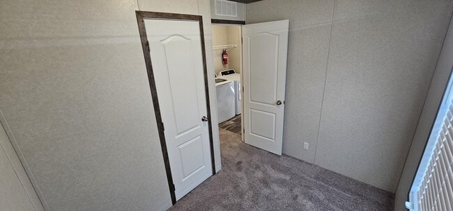 Building Photo - 318 Tulip Ln